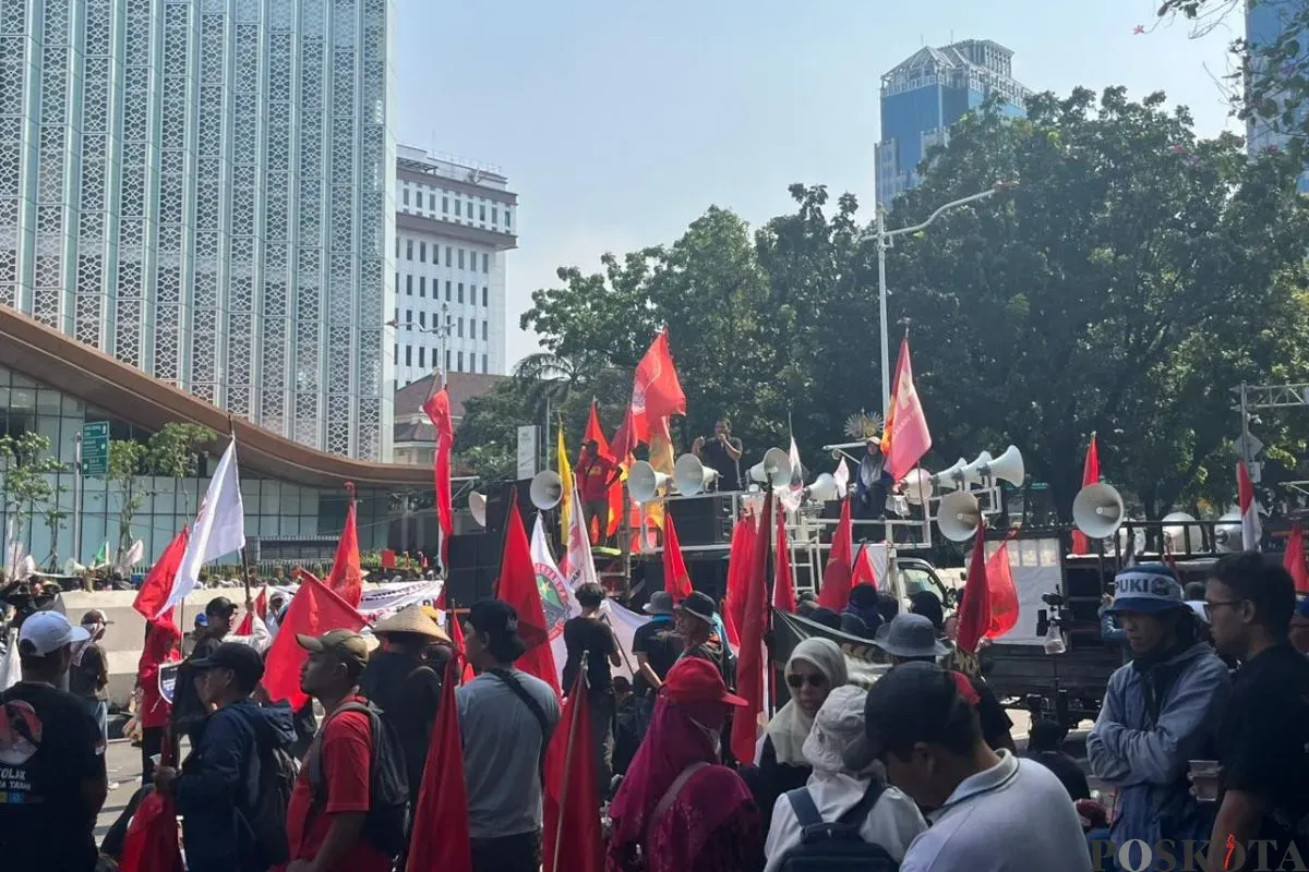 Sejumlah aliansi dari tani hingga buruh melakukan aksi demonstrasi di Jalan Medan Merdeka Selatan, Jakarta Pusat, Rabu, 24 September 2025. (Sumber: Poskota/Muhammad Tegar Jihad)
