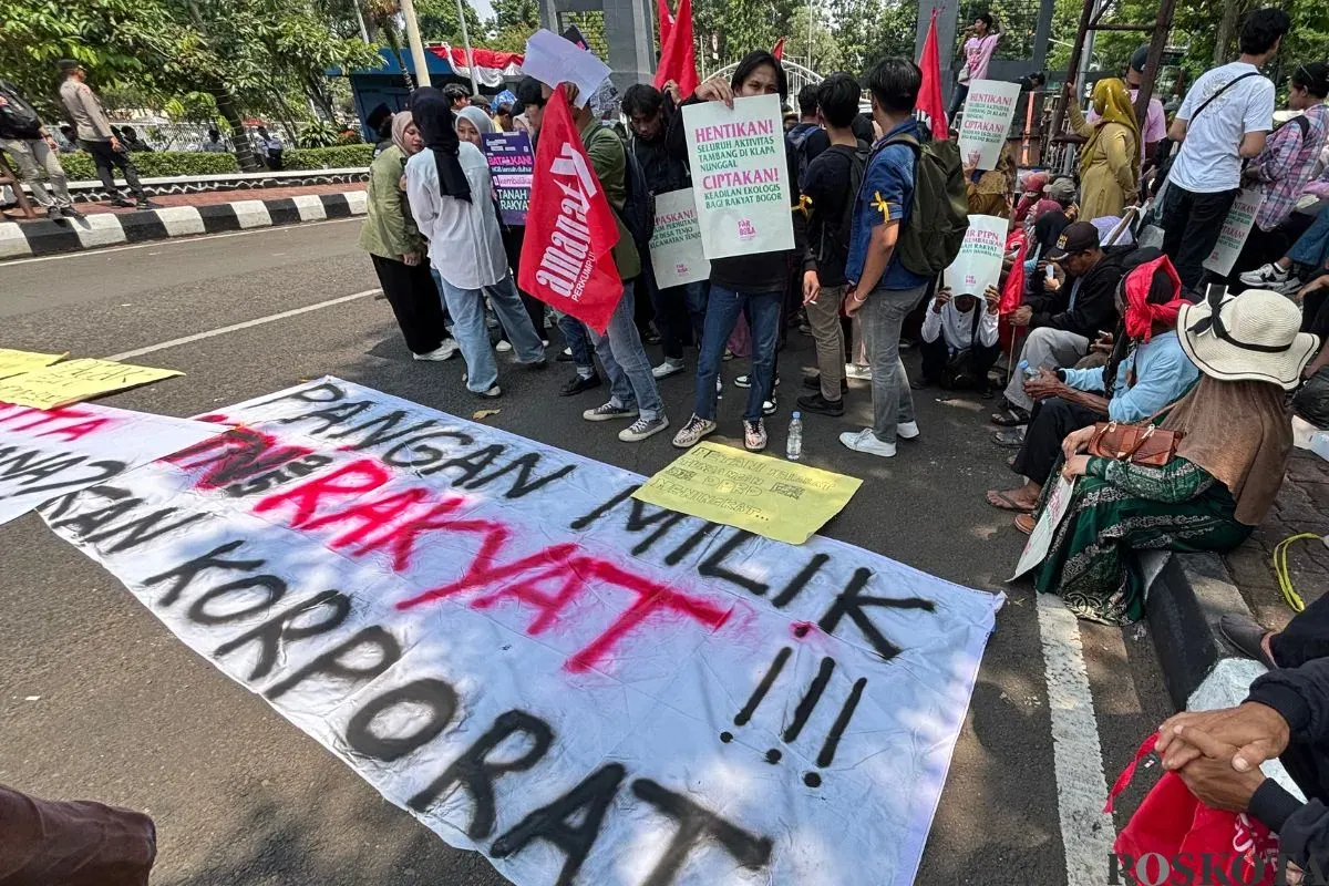 Sejumlah massa melakukan aksi demonstrasi di depan gerbang pusat Pemkab Bogor, Pakansari, Cibinong, Rabu, 24 September 2025. (Sumber: Poskota/Giffar Rivana)