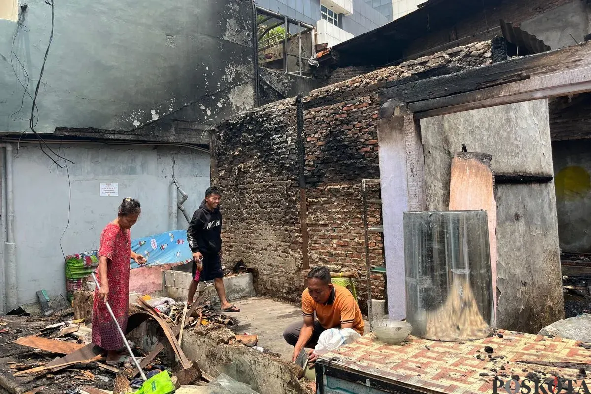 Situasi kios warung pasar Krenso Bidara Cina, Jakarta Timur, seusai terbakar, Rabu, 24 September 2025. (Sumber: Poskota/Muhammad Tegar Jihad)