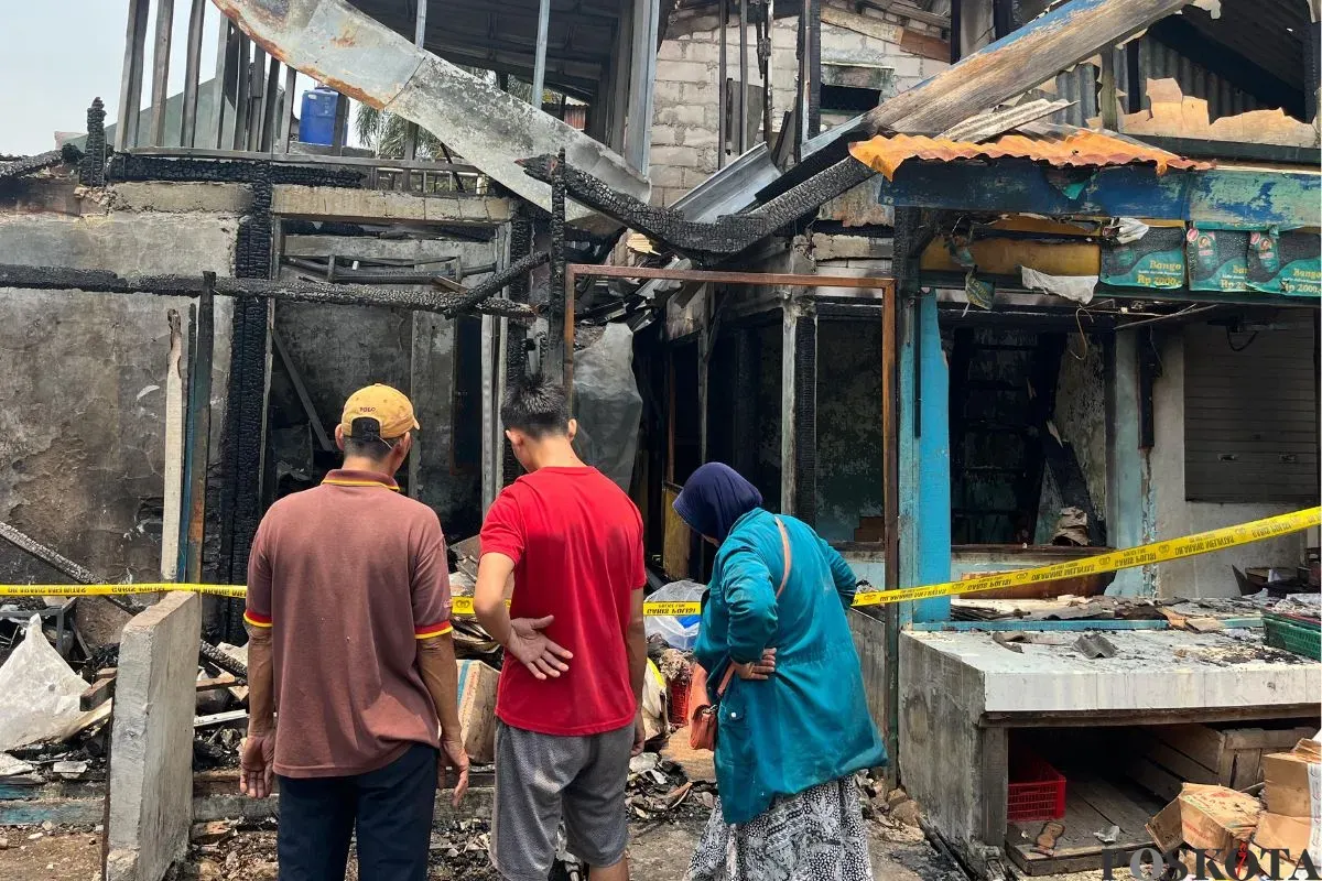 Situasi kios warung pasar Krenso Bidara Cina, Jakarta Timur usai terbakar, Rabu, 24 September 2025. (Sumber: Poskota/Muhammad Tegar Jihad)