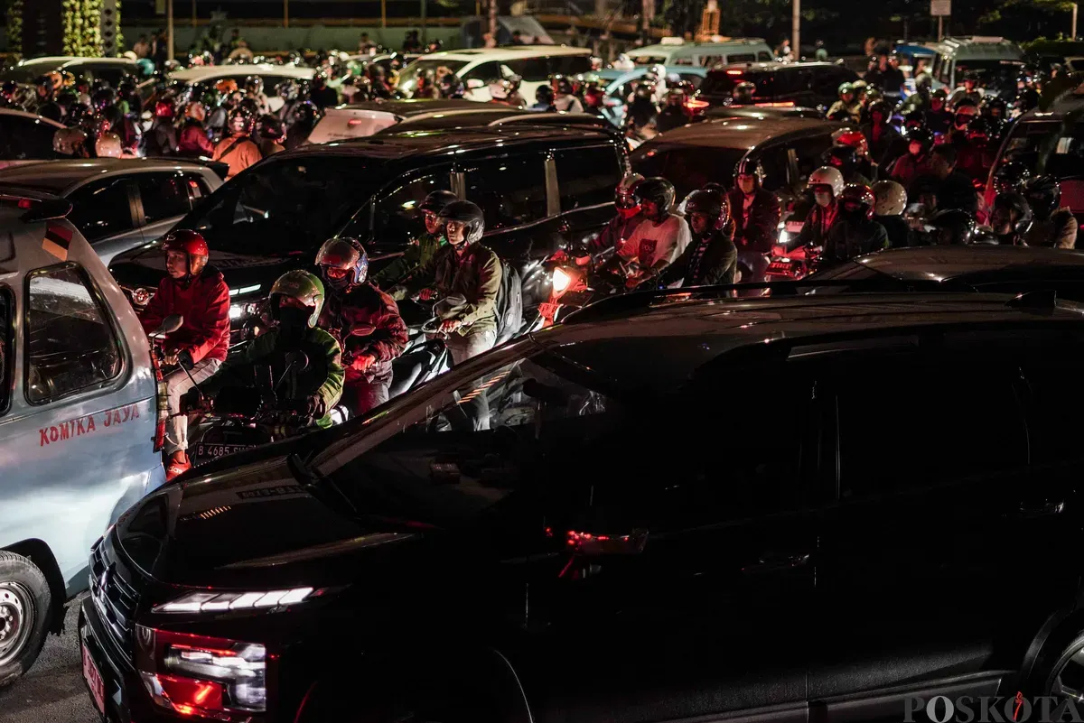 Sejumlah kendaraan bermotor terjebak kemacetan di Jalan Pejompongan, Bendungan Hilir, Jakarta, Rabu, 24 September 2025, malam. (Sumber: Poskota/Bilal Nugraha Ginanjar)