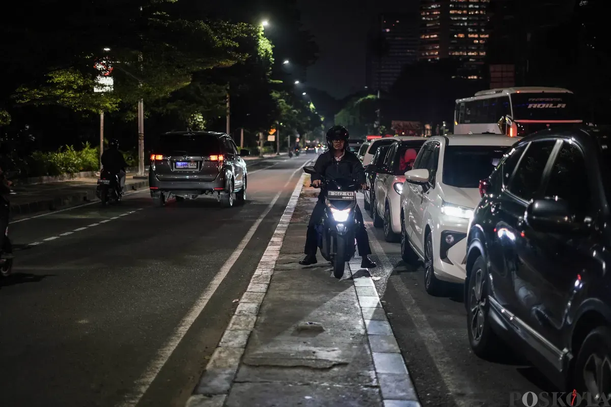 Sejumlah kendaraan bermotor terjebak kemacetan di Jalan Pejompongan, Bendungan Hilir, Jakarta, Rabu, 24 September 2025, malam. (Sumber: Poskota/Bilal Nugraha Ginanjar)
