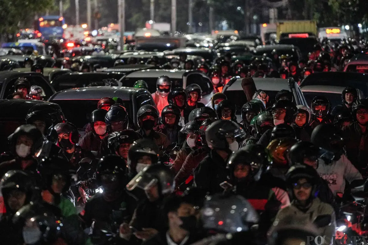 Sejumlah kendaraan bermotor terjebak kemacetan di Jalan Pejompongan, Bendungan Hilir, Jakarta, Rabu, 24 September 2025, malam. (Sumber: Poskota/Bilal Nugraha Ginanjar)