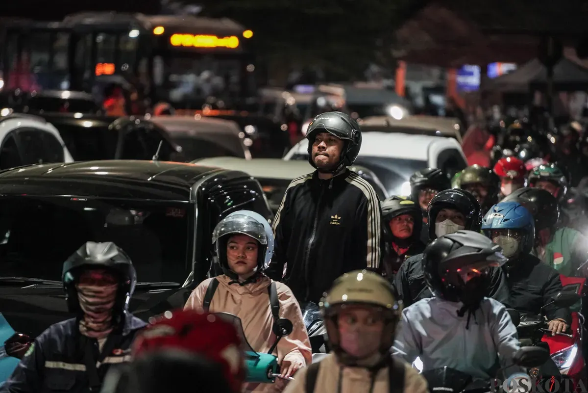 Sejumlah kendaraan bermotor terjebak kemacetan di Jalan Pejompongan, Bendungan Hilir, Jakarta, Rabu, 24 September 2025, malam. (Sumber: Poskota/Bilal Nugraha Ginanjar)