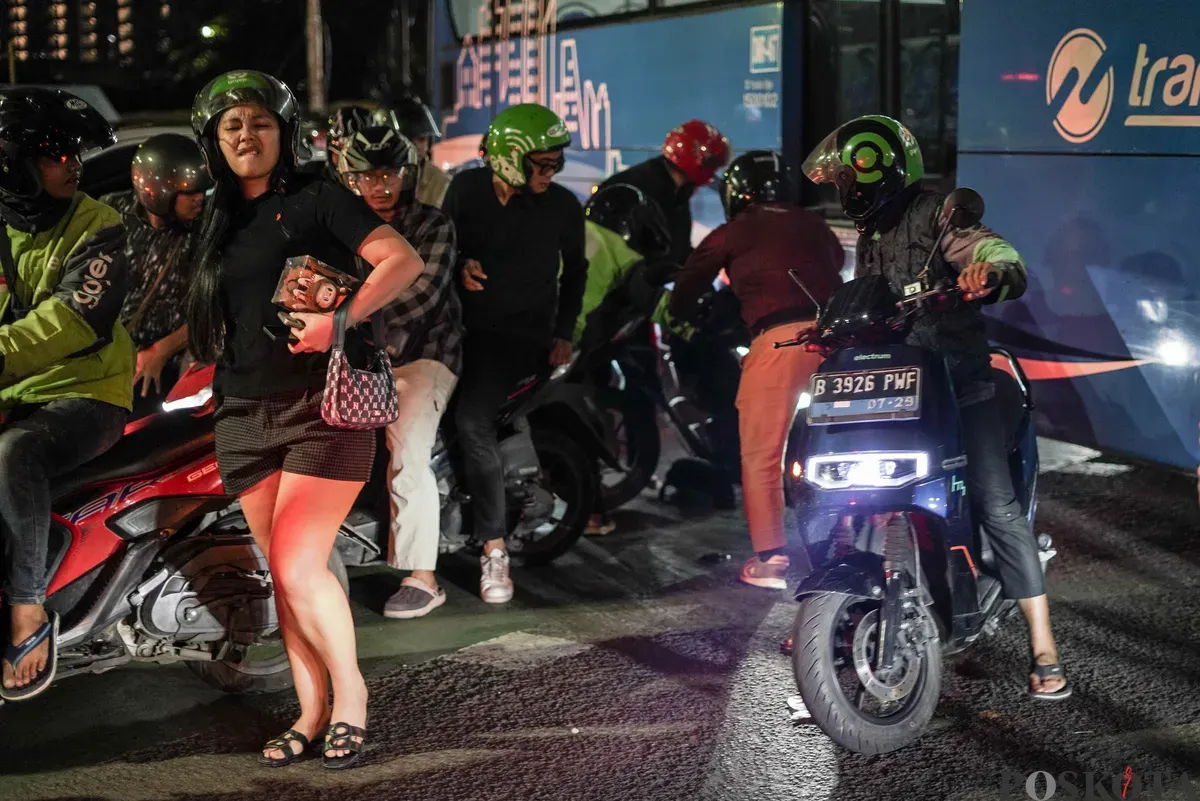 Sejumlah kendaraan bermotor terjebak kemacetan di Jalan Pejompongan, Bendungan Hilir, Jakarta, Rabu, 24 September 2025, malam. (Sumber: Poskota/Bilal Nugraha Ginanjar)