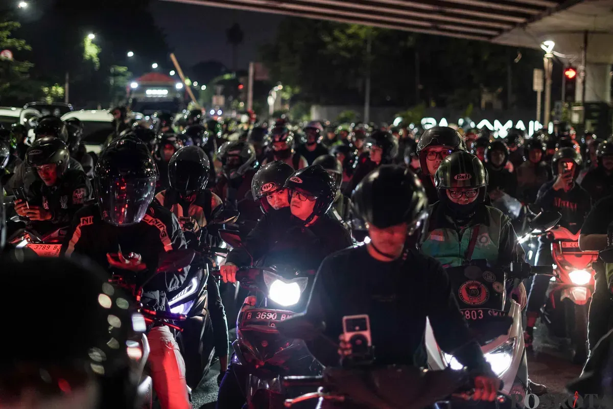 Sejumlah kendaraan bermotor terjebak kemacetan di Jalan Pejompongan, Bendungan Hilir, Jakarta, Rabu, 24 September 2025, malam. (Sumber: Poskota/Bilal Nugraha Ginanjar)