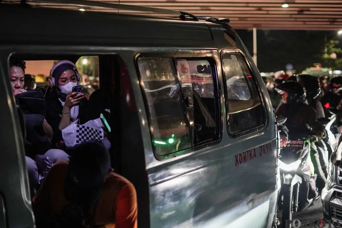Arus lalu lintas dari arah Semanggi menuju Slipi dan arah sebaliknya mengalami kemacetan panjang akibat adanya Gerbang Tol Semanggi 1 ditutup untuk perbaikan. (Sumber: Poskota/Bilal Nugraha Ginanjar)