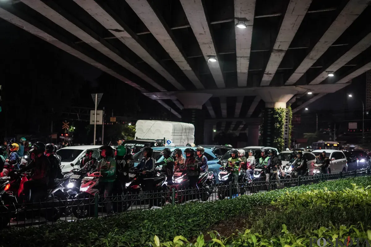 Sejumlah kendaraan bermotor terjebak kemacetan di Jalan Pejompongan, Bendungan Hilir, Jakarta, Rabu, 24 September 2025, malam. (Sumber: Poskota/Bilal Nugraha Ginanjar)