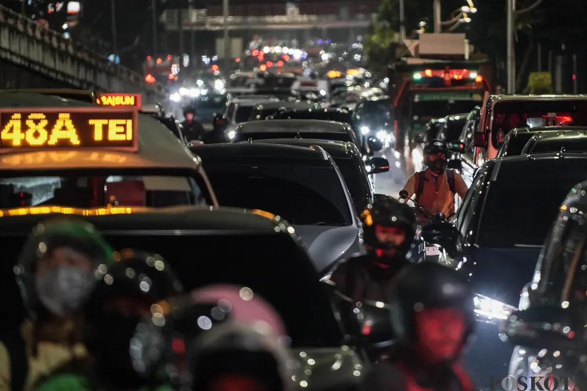 Sejumlah kendaraan bermotor terjebak kemacetan di Jalan Pejompongan, Bendungan Hilir, Jakarta, Rabu, 24 September 2025, malam. (Sumber: Poskota/Bilal Nugraha Ginanjar)