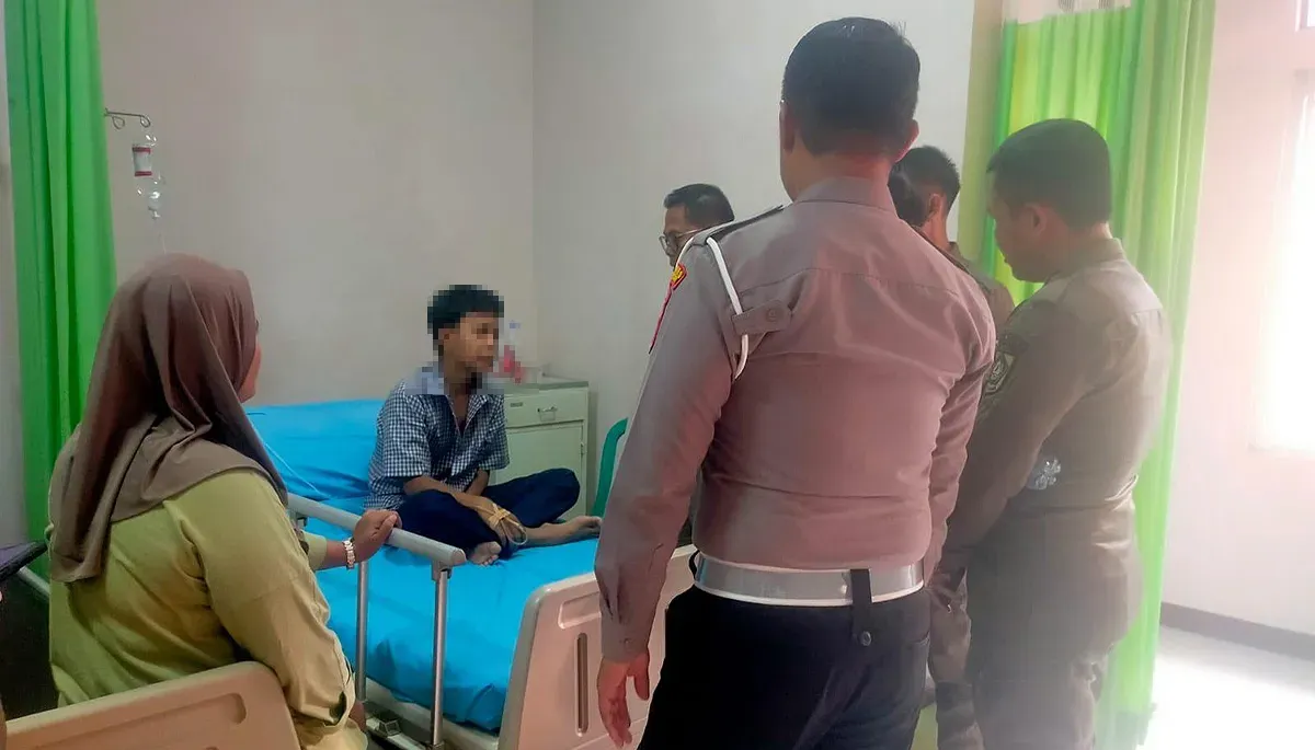 Salah seorang siswa SMPN 1 Jonggol menjalani perawatan di Puskesmas Jonggol, karena mengalami mual hingga pusing usai makan MBG. (Sumber: Dok Polsek Jonggol)