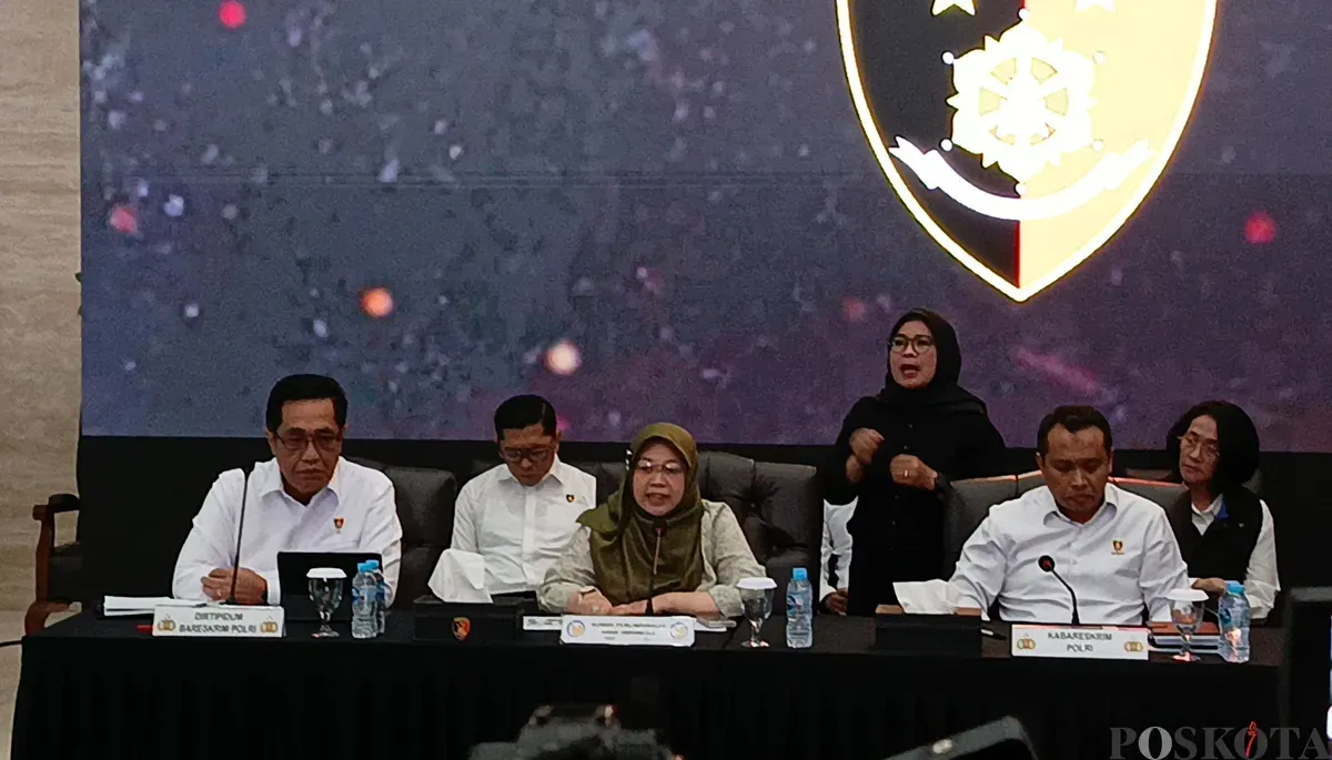 Ketua KPAI, Margaret Aliyatul Maimunah (tengah) menyampaikan keterangan dalam konferensi pers di Bareskrim Polri, Jakarta Selatan, Rabu, 24 September 2025. (Sumber: POSKOTA | Foto: Ali Mansur)
