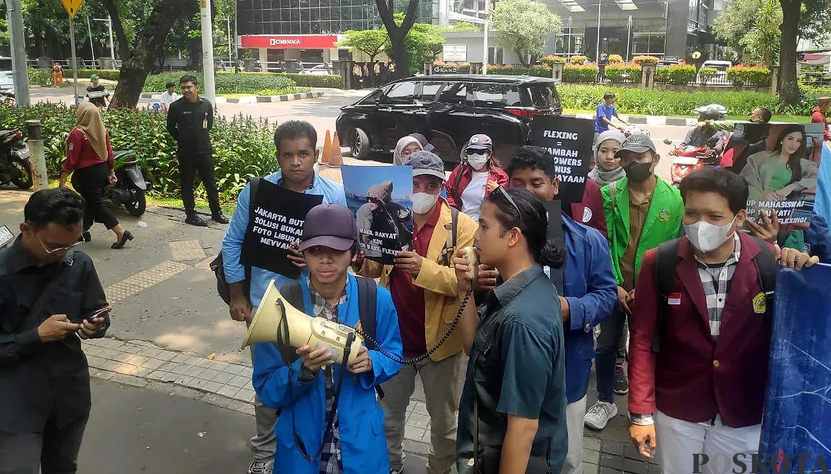 Sejumlah mahasiswa saat melakukan aksi demonstrasi terkait dugaan flexing oleh Bebizie Sri Mulyati di Gedung DPRD DKI Jakarta, Rabu, 24 September 2025. (Sumber: POSKOTA | Foto: M Tegar Jihad)