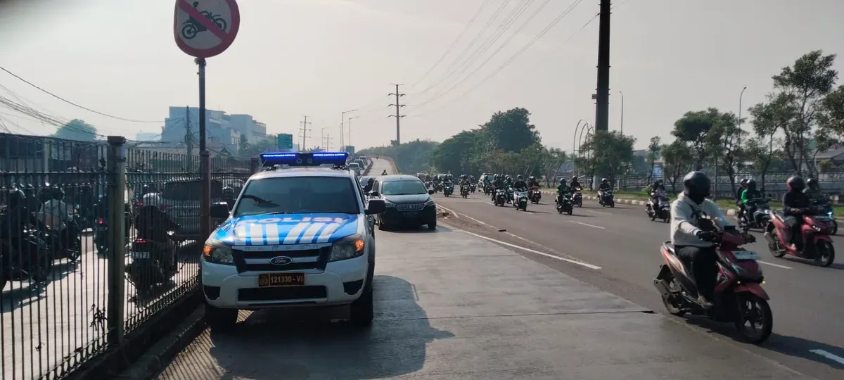 Satlantas Polres Metro Jakarta Barat menempatkan mobil tilang elektronik di tanjakan flyover Pesing wilayah Grogol Petamburan, Jakarta Barat. (Sumber: Dok Humas Polres Metro Jakbar)