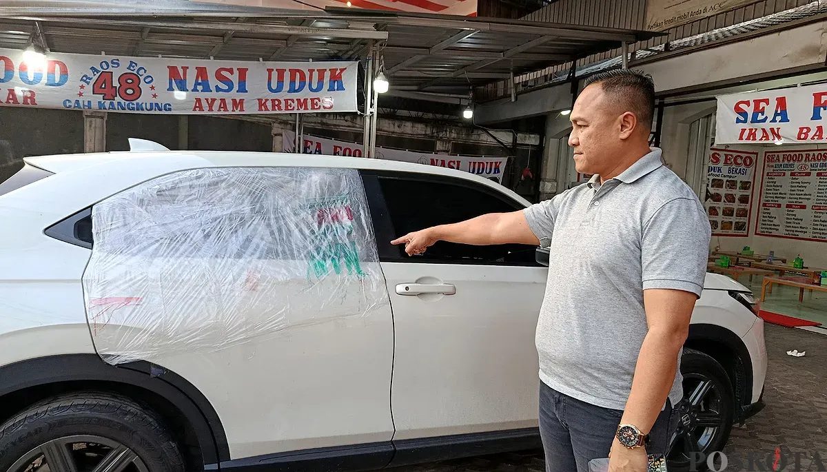 Peter Riano Rissi menunjukkan, kondisi kaca mobilnya yang pecah usai dibobol maling di Jalan Pramuka, Kecamatan Rawalumbu, Kota Bekasi. (Sumber: POSKOTA | Foto: Nurpini Aulia Rapika)