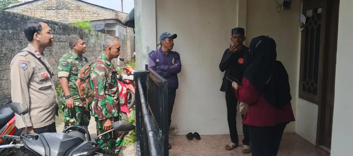 Petugas bersama warga di TKP saat akan mengevakuasi jasad lansia yang meninggal membusuk dalam kamar mandi. (Sumber: Polsek Bojonggede)