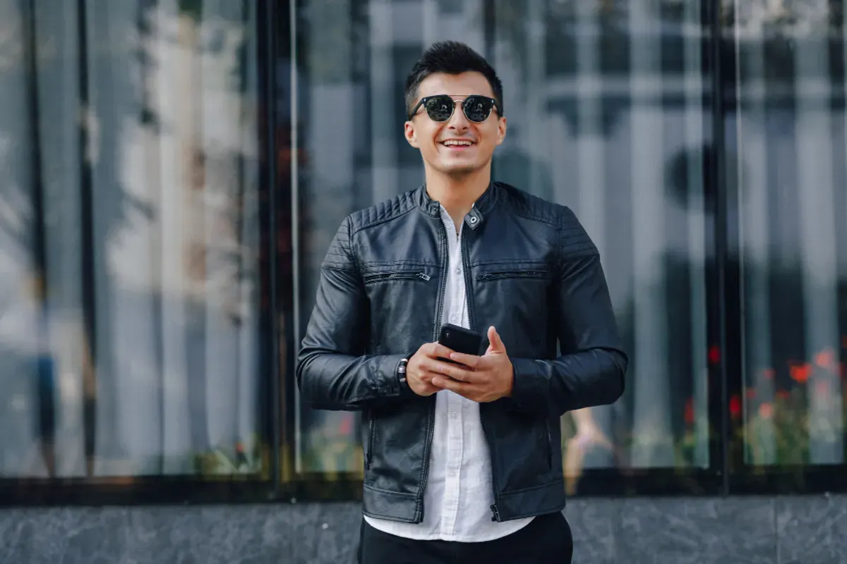 Prompt Gemini AI untuk menghasilkan foto cowok keren bergaya professional dan kasual yang tengah tren saat ini. (Sumber: Freepik/pressahotkey)