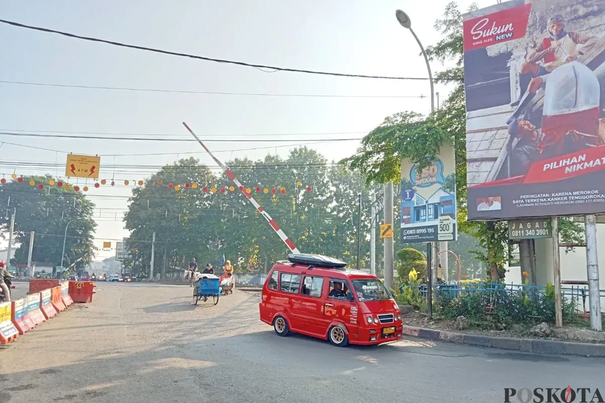 Akses jalan di pelintasan kereta Juanda-Perjuangan, Kota Bekasi, ditutup PT KAI, Rabu, 24 September 2025. (Sumber: Poskota/Nurpini Aulia Rapika)