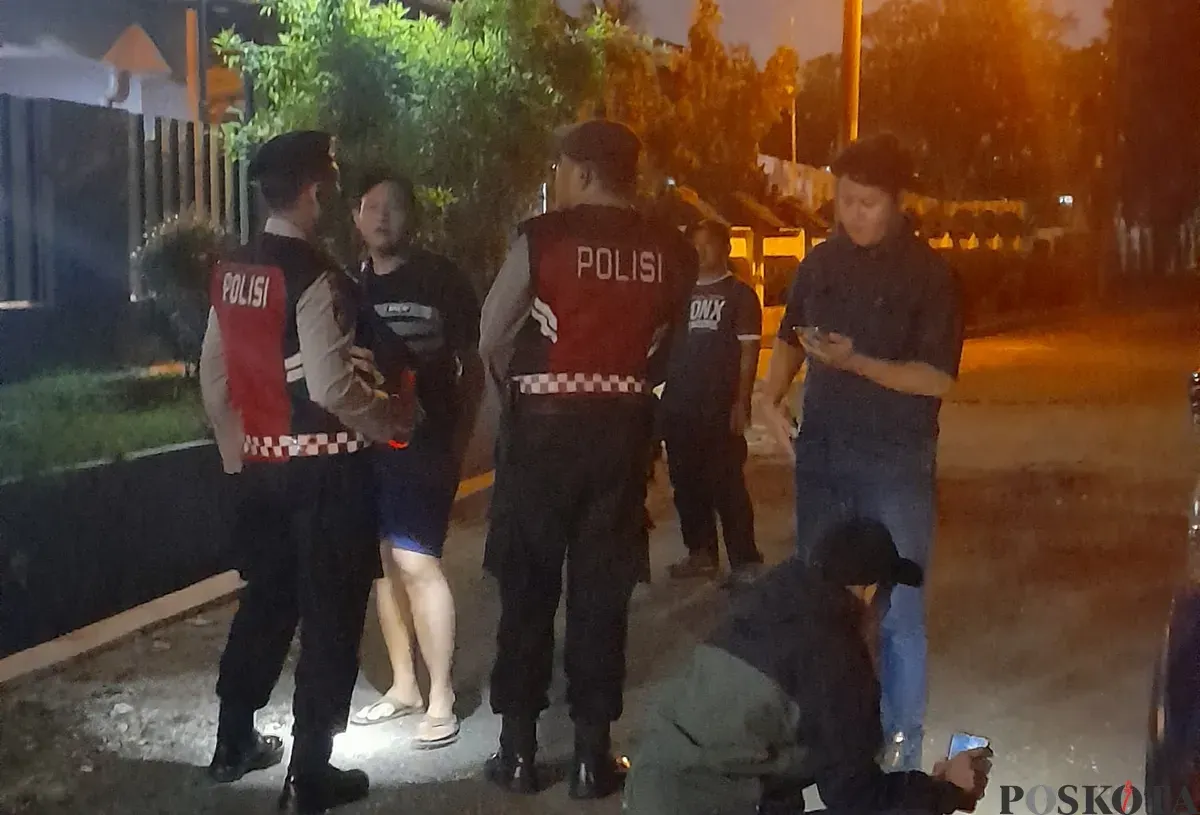 Polisi tengah memintai keterangan warga di TKP tawuran antar pemuda, kawasan Limo, Kota Depok. (Sumber: Poskota/Angga Pahlevi)