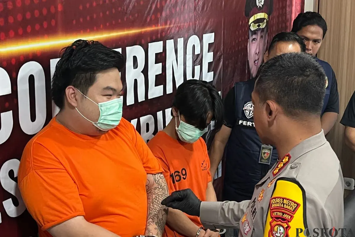 Dua pengelola situs judi online (judol) dalam jumpa pers di Mapolres Metro Jakarta Barat, Kamis, 25 September 2025. (Sumber: Poskota/Pandi Ramedhan)