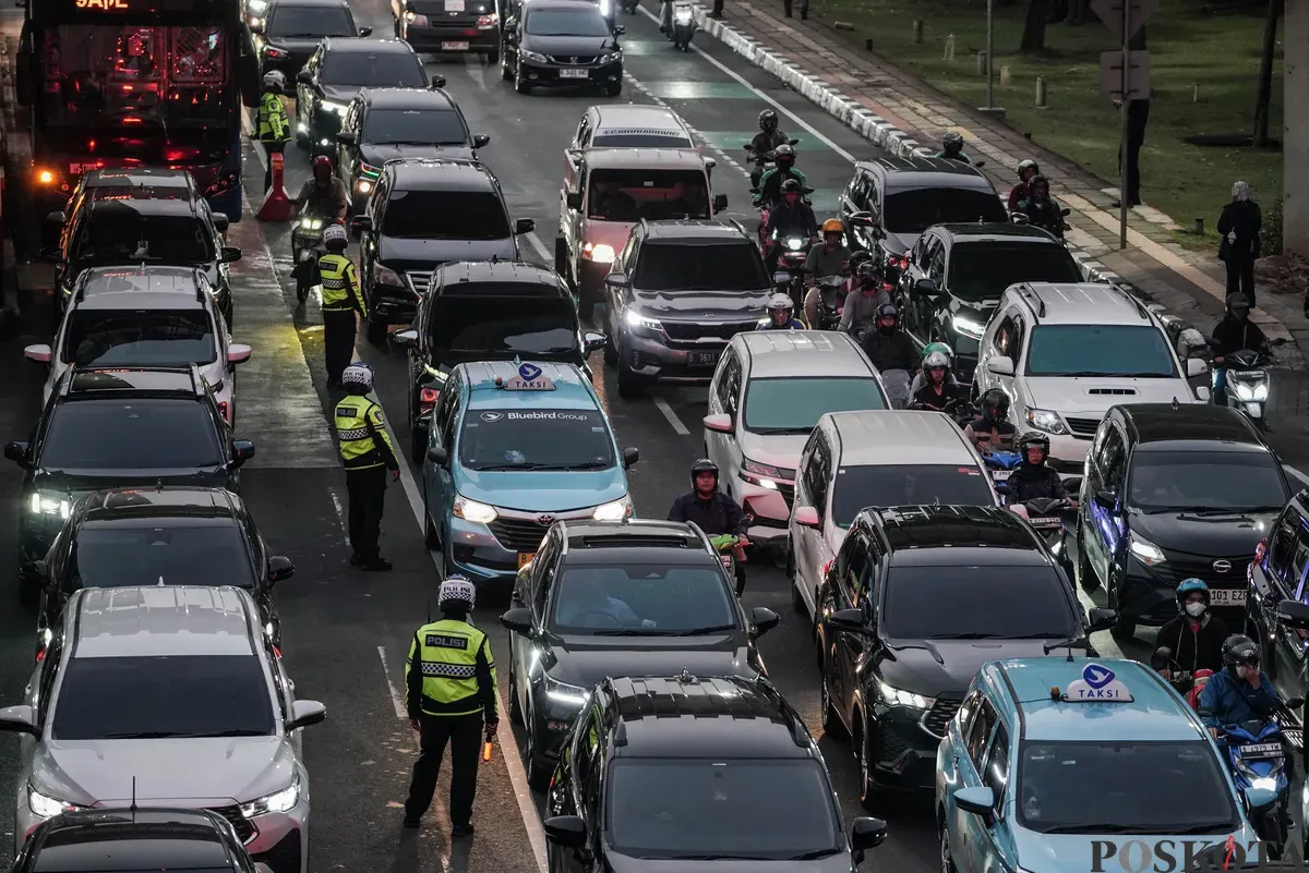 Sejumlah kendaraan bermotor terjebak kemacetan di Jalan Gatot Subroto, Jakarta, Kamis, 25 September 2025. (Sumber: Poskota/Bilal Nugraha Ginanjar)