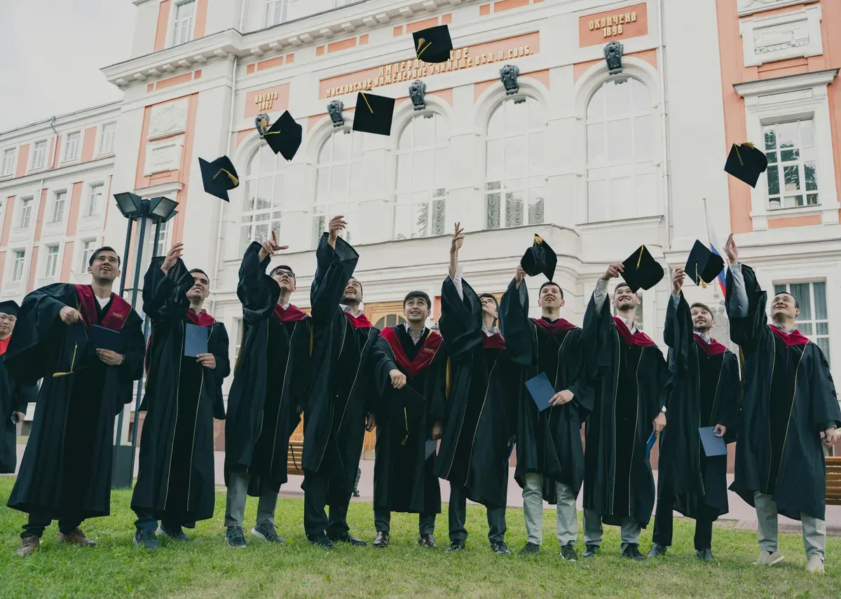 Ilustrasi-5 Tempat Foto Wisuda di Daerah Jakarta (Sumber: Unsplash/RUT MIIT)