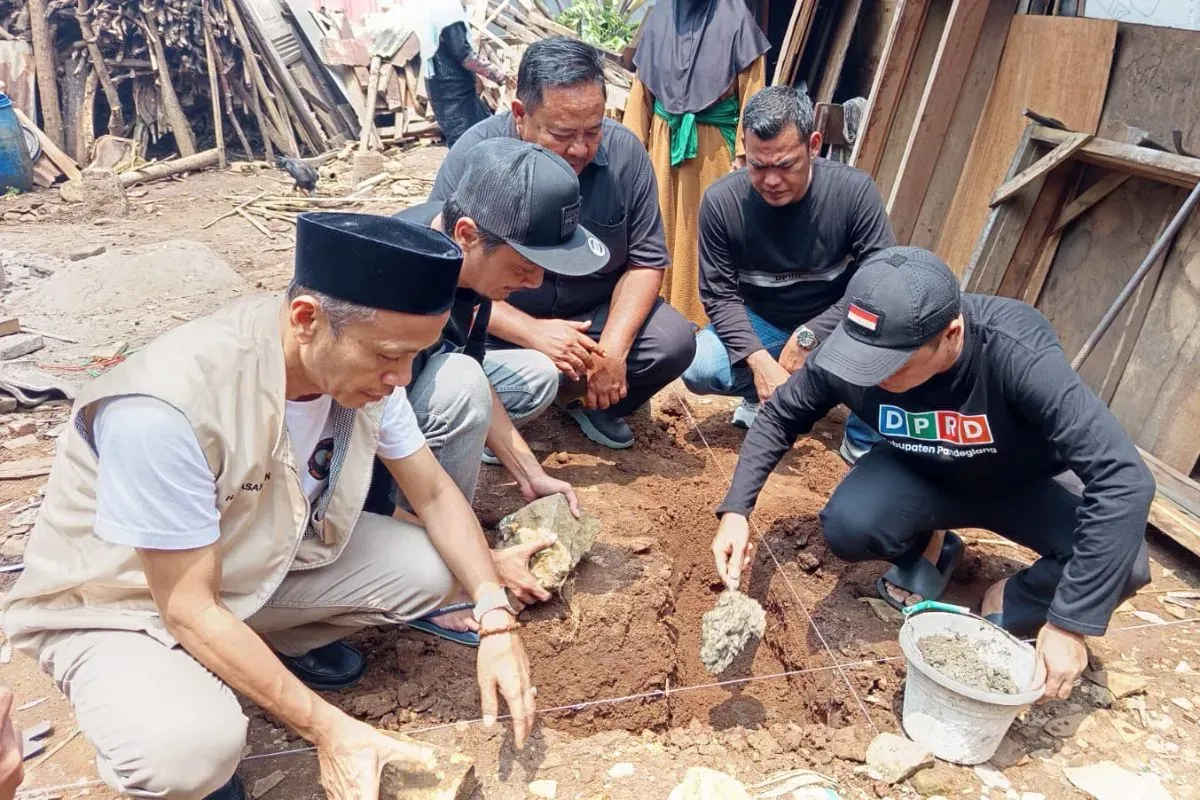 Sejumlah anggota dan pimpinan DPRD Pandeglang, saat melakukan peletakan batu pertama pembangunan RTLH. (Sumber: Dok. DPRD Pandeglang)