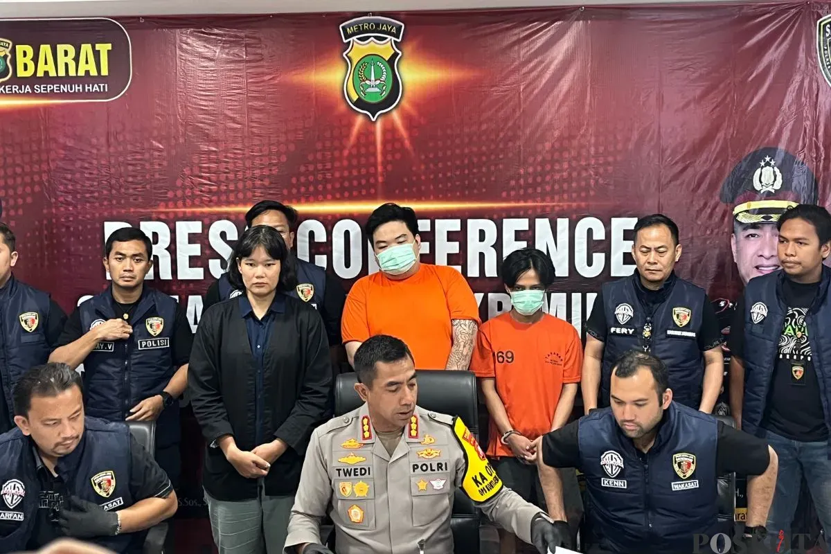 Dua orang pengelola situs judi online (judol) ditampilkan dalam jumpa pers di Mapolres Metro Jakarta Barat, Kamis, 25 September 2025. (Sumber: Poskota/Pandi Ramedhan)