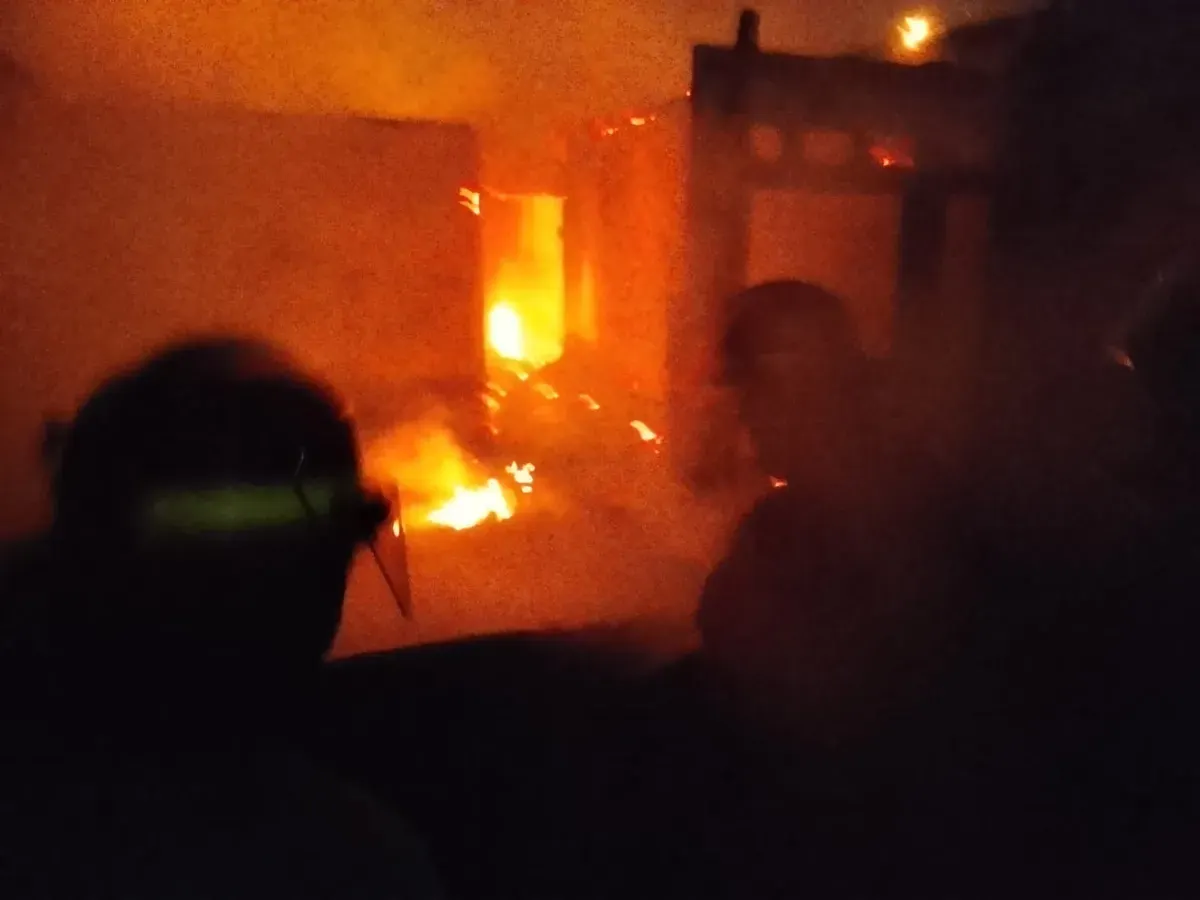 Disdamkarmat Kota Bekasi berjibaku memadamkan kebakaran di sebuah rumah tinggal di Perumahan Bekasi Jaya Indah, Kelurahan Duren Jaya, Kecamatan Bekasi Timur, Kamis 25 September 2025. (Sumber: Disdamkarmat Kota Bekasi)
