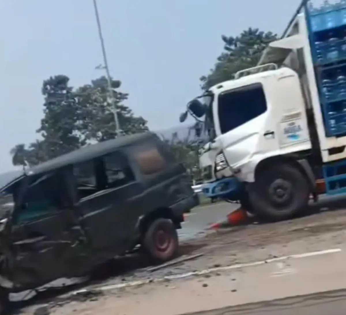 Kecelakaan melibatkan truk Hino dan Isuzu Panther di Tol Jagorawi KM 33, Kamis 25 September 2025. (Sumber: Istimewa)