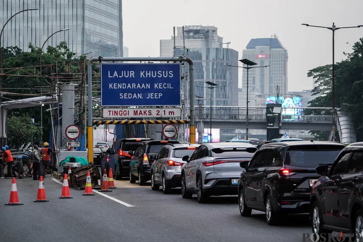 Sejumlah mobil mengatre masuk ke Gerbang Tol Kuningan, Jakarta, Kamis, 25 September 2025. (Sumber: Poskota/Bilal Nugraha Ginanjar)