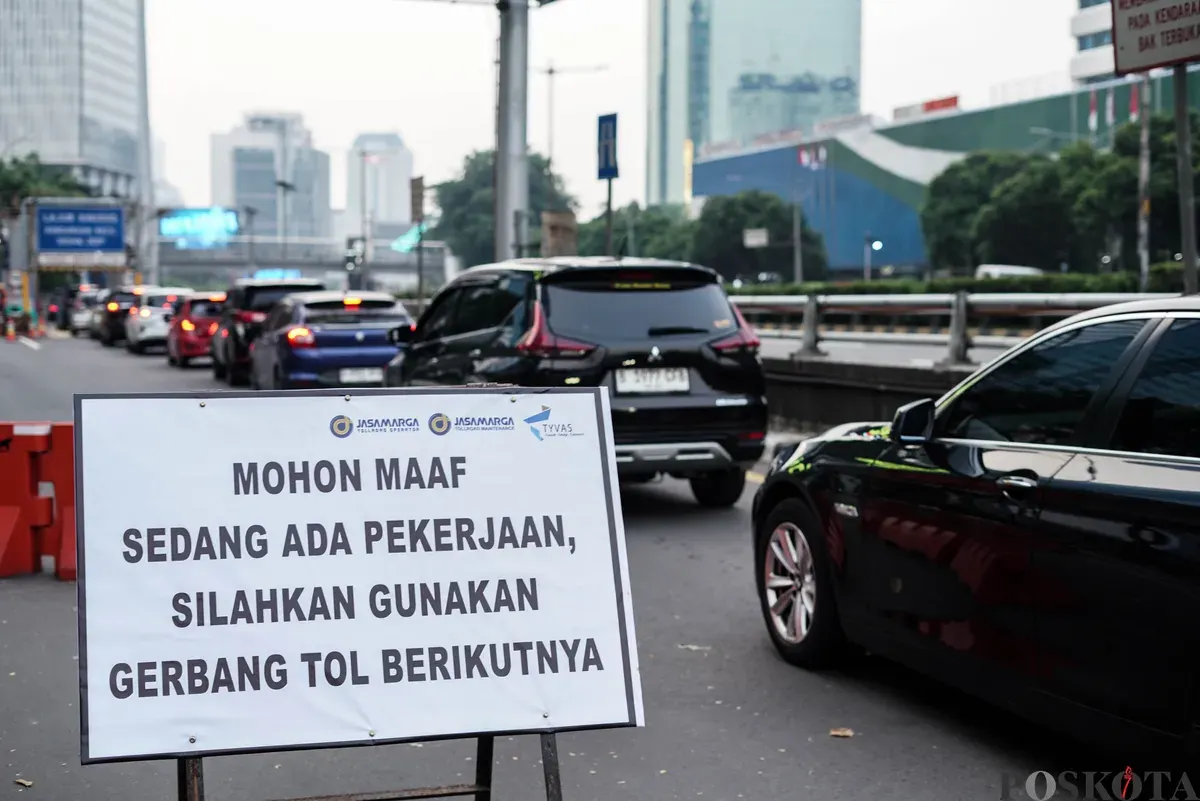 Sejumlah mobil mengatre masuk ke Gerbang Tol Kuningan, Jakarta, Kamis, 25 September 2025. (Sumber: Poskota/Bilal Nugraha Ginanjar)