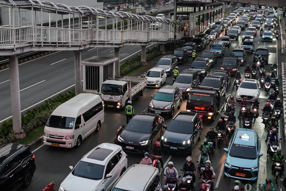 Sejumlah kendaraan bermotor terjebak kemacetan di Jalan Gatot Subroto, Jakarta, Kamis, 25 September 2025. (Sumber: Poskota/Bilal Nugraha Ginanjar)