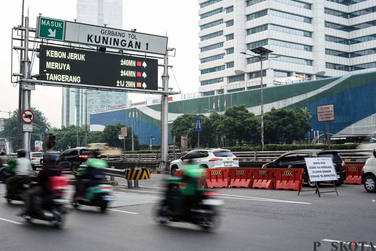 Sejumlah mobil mengatre masuk ke Gerbang Tol Kuningan, Jakarta, Kamis, 25 September 2025. (Sumber: Poskota/Bilal Nugraha Ginanjar)