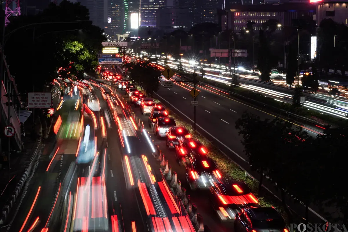 Sejumlah kendaraan bermotor terjebak kemacetan di Jalan Gatot Subroto, Jakarta, Kamis, 25 September 2025. (Sumber: Poskota/Bilal Nugraha Ginanjar)