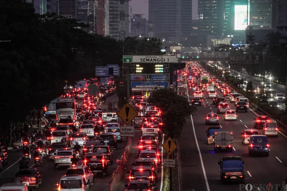 Sejumlah kendaraan bermotor terjebak kemacetan di Jalan Gatot Subroto, Jakarta, Kamis, 25 September 2025. (Sumber: Poskota/Bilal Nugraha Ginanjar)