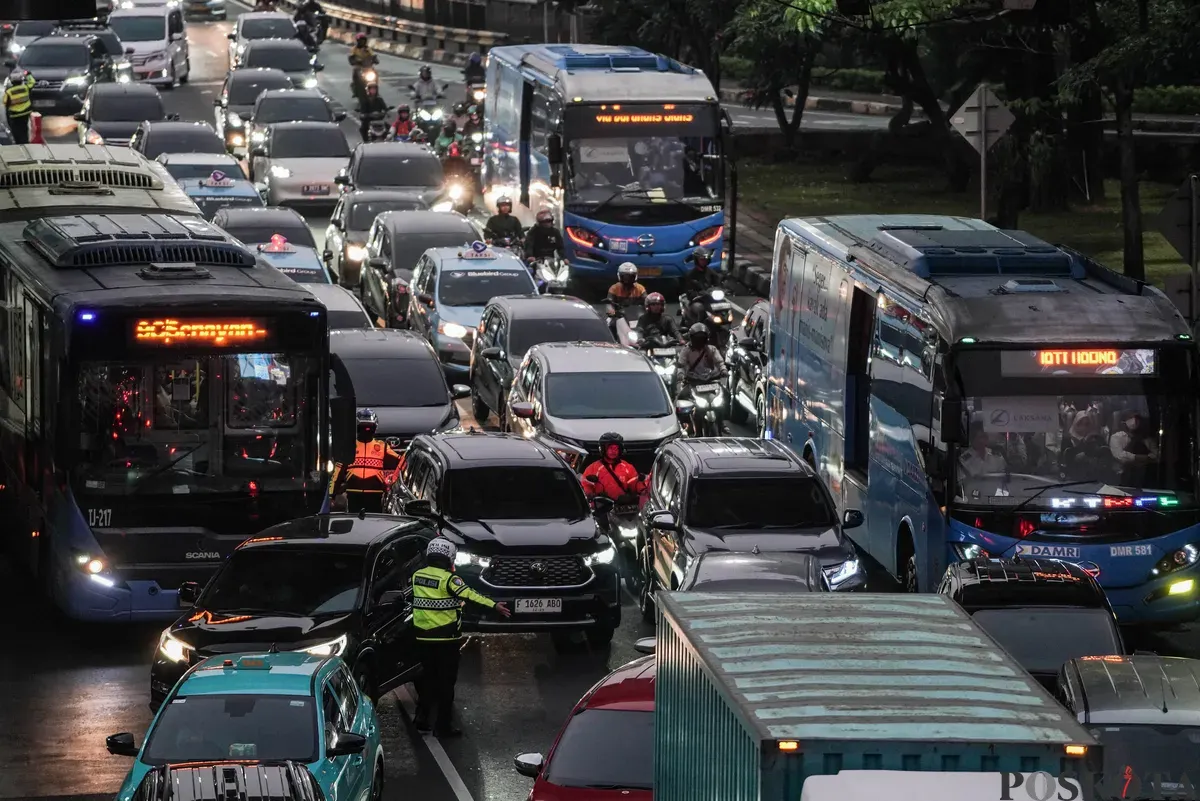 Kemacetan arus lalu lintas tersebut merupakan imbas dari perbaikan Gerbang Tol (GT) dalam kota. (Sumber: Poskota/Bilal Nugraha Ginanjar)