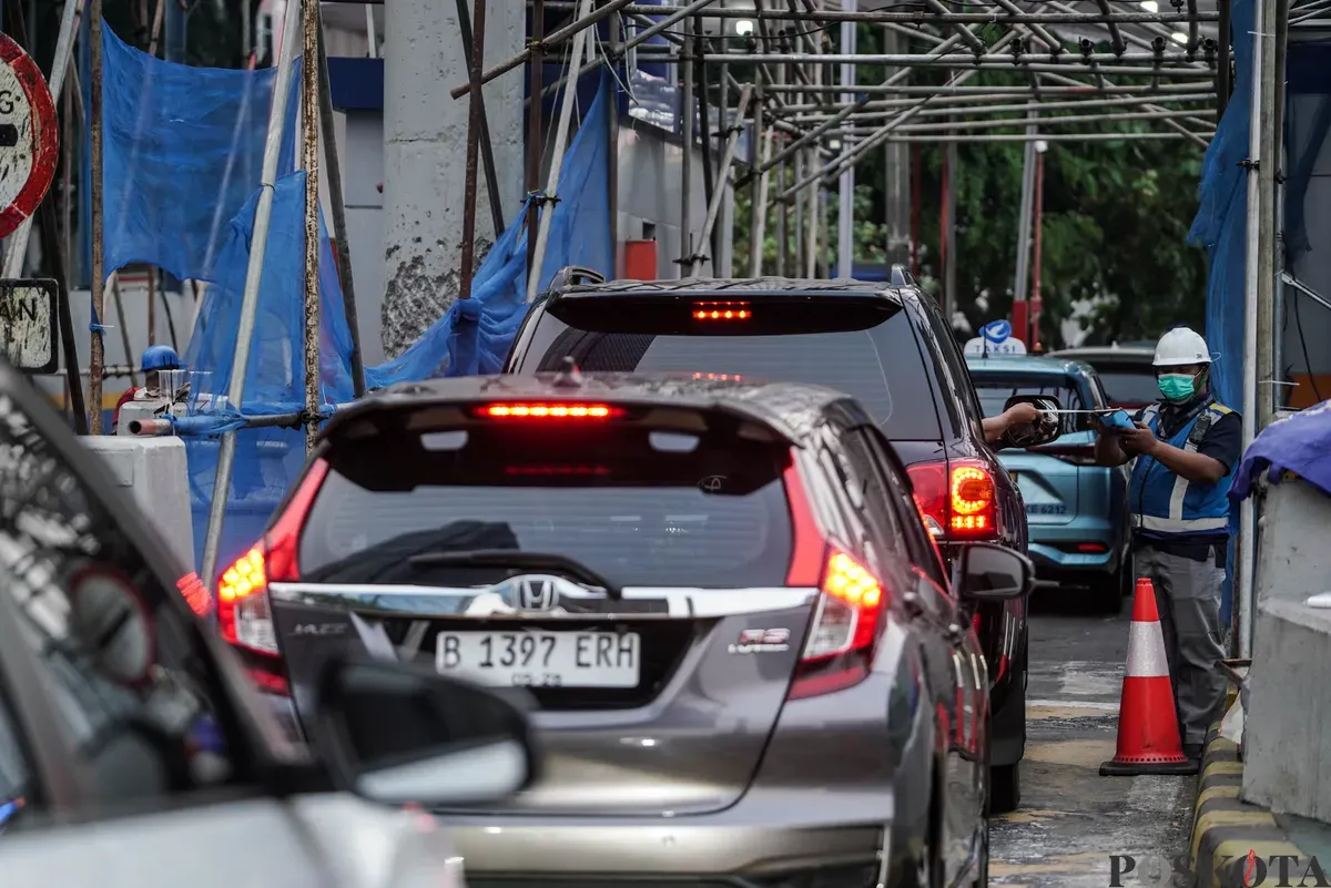 Sejumlah mobil mengatre masuk ke Gerbang Tol Kuningan, Jakarta, Kamis, 25 September 2025. (Sumber: Poskota/Bilal Nugraha Ginanjar)