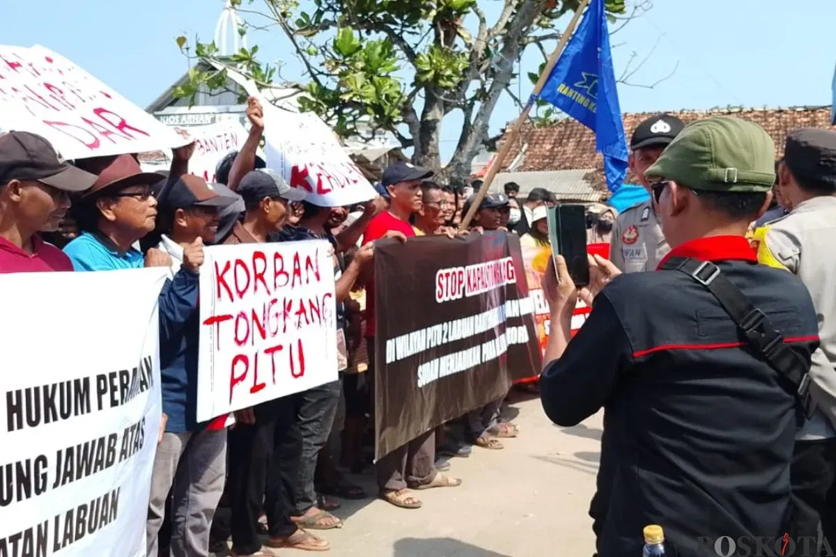 Ratusan nelayan di Desa Teluk, Kecamatan Labuan, Kabupaten Pandeglang, saat melakukan aksi demo di depan Kantor Syahbandar, Kamis, 25 September 2025. (Sumber: Poskota/Samsul Fatoni)