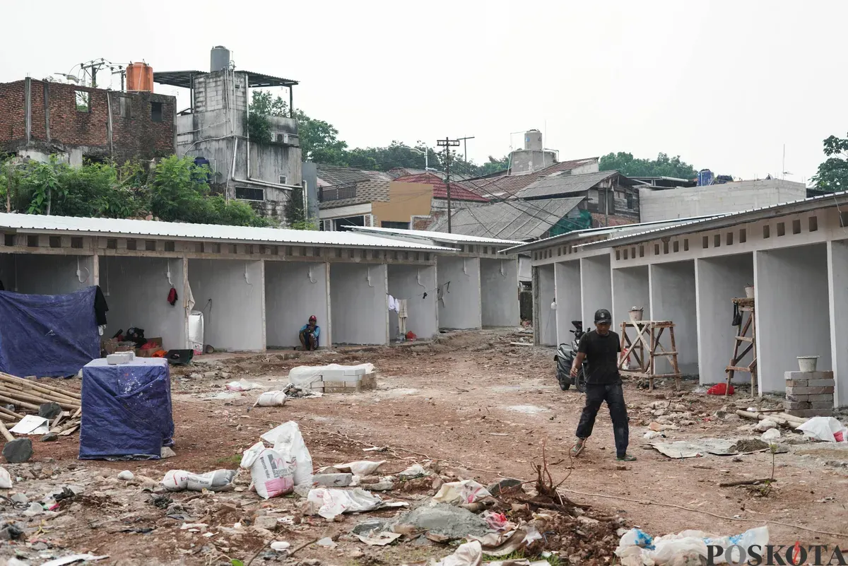 Para pekerja menyelesaikan pembangunan kios di Sentra Fauna Lenteng Agung, Jakarta, Kamis, 25 September 2025. (Sumber: Poskota/Bilal Nugraha Ginanjar)