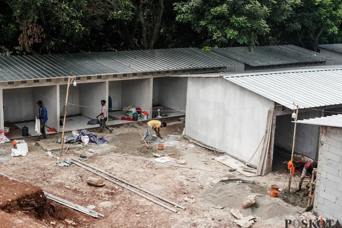 Para pekerja menyelesaikan pembangunan kios di Sentra Fauna Lenteng Agung, Jakarta, Kamis, 25 September 2025. (Sumber: Poskota/Bilal Nugraha Ginanjar)