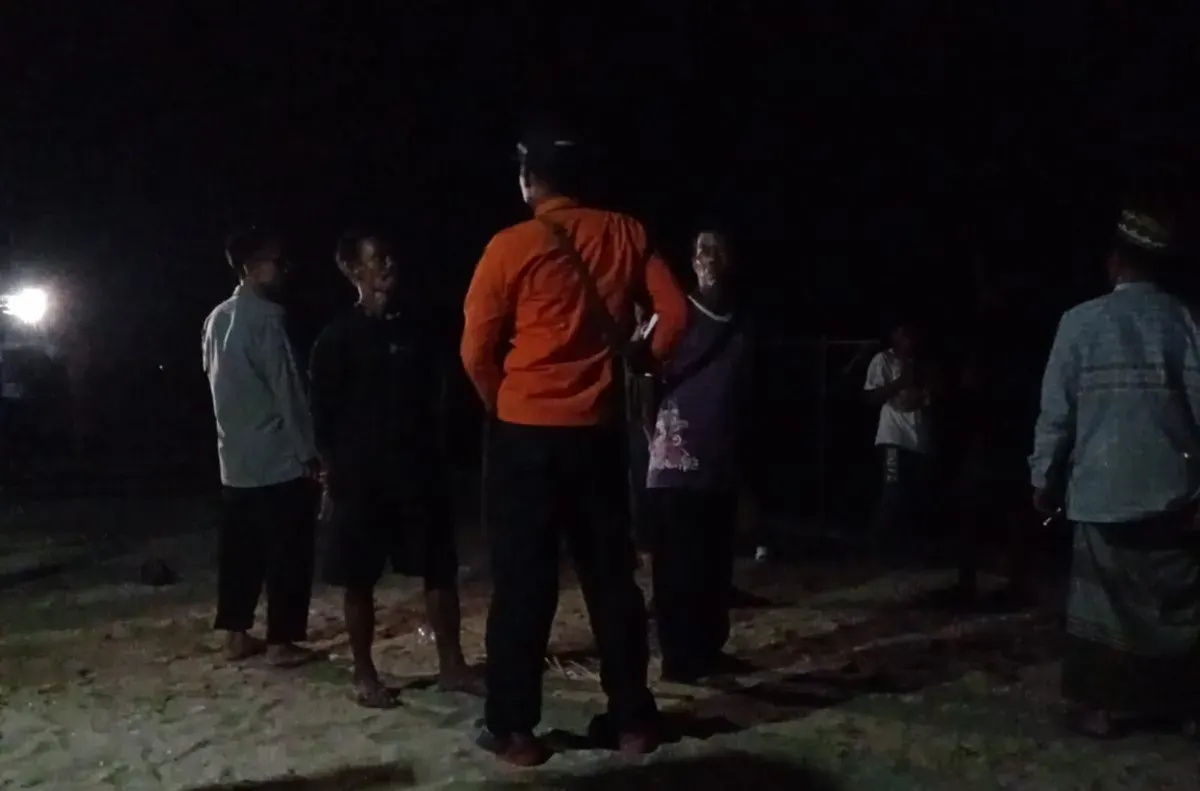 Tim gabungan saat melakukan pencarian usai menerima laporan adanya wisatawan yang terseret ombak. (Sumber: BPBD Kabupaten Serang)