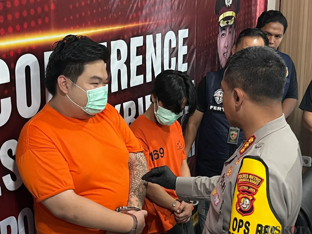 Dua orang pengendali situs judi online (judol) ditangkap Unit Reskrim Polres Metro Jakarta Barat. (Sumber: Poskota/Pandi Ramedhan)