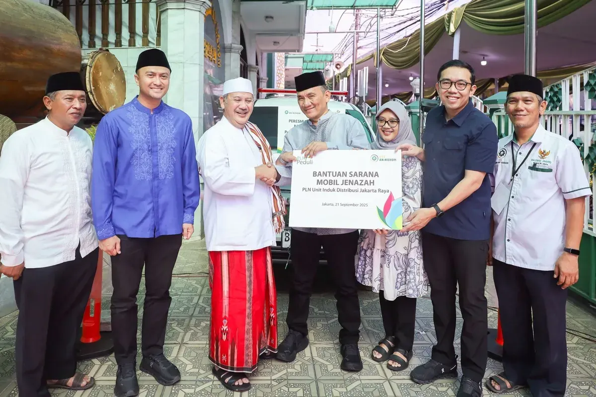 Komisaris Independen PT PLN, Andi Arief (keempat dari kiri) menyerahkan bantuan satu unit mobil jenazah kepada Ketua Masjid Jami’ An-Nizhom, KH Luthfi Zawawi (ketiga dari kiri) di Cipulir, Jakarta Selatan. (Sumber: Dok. PLN UID Jakarta Raya)