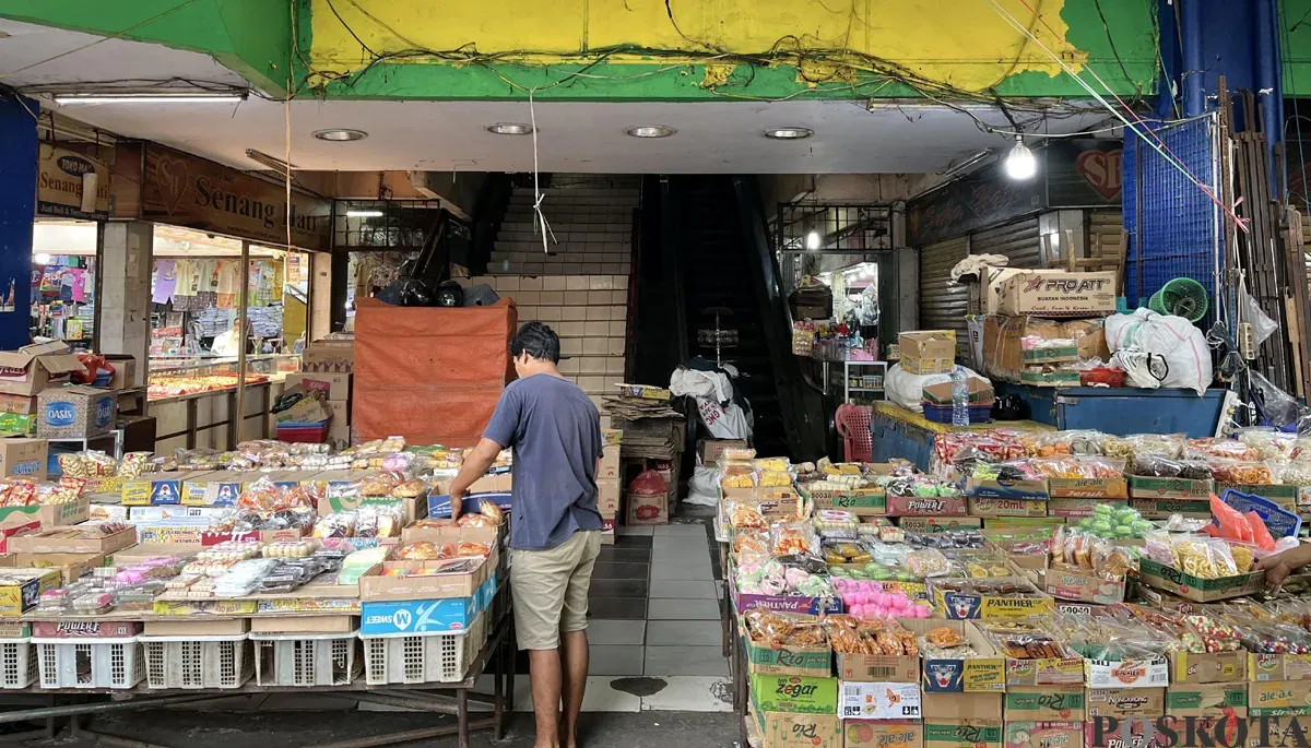 Aktivitas pedagang dan pembeli di Pasar Palmerah, Jakpus, pada Kamis, 25 September 2025. (Sumber: POSKOTA | Foto: Pandi Ramedhan)