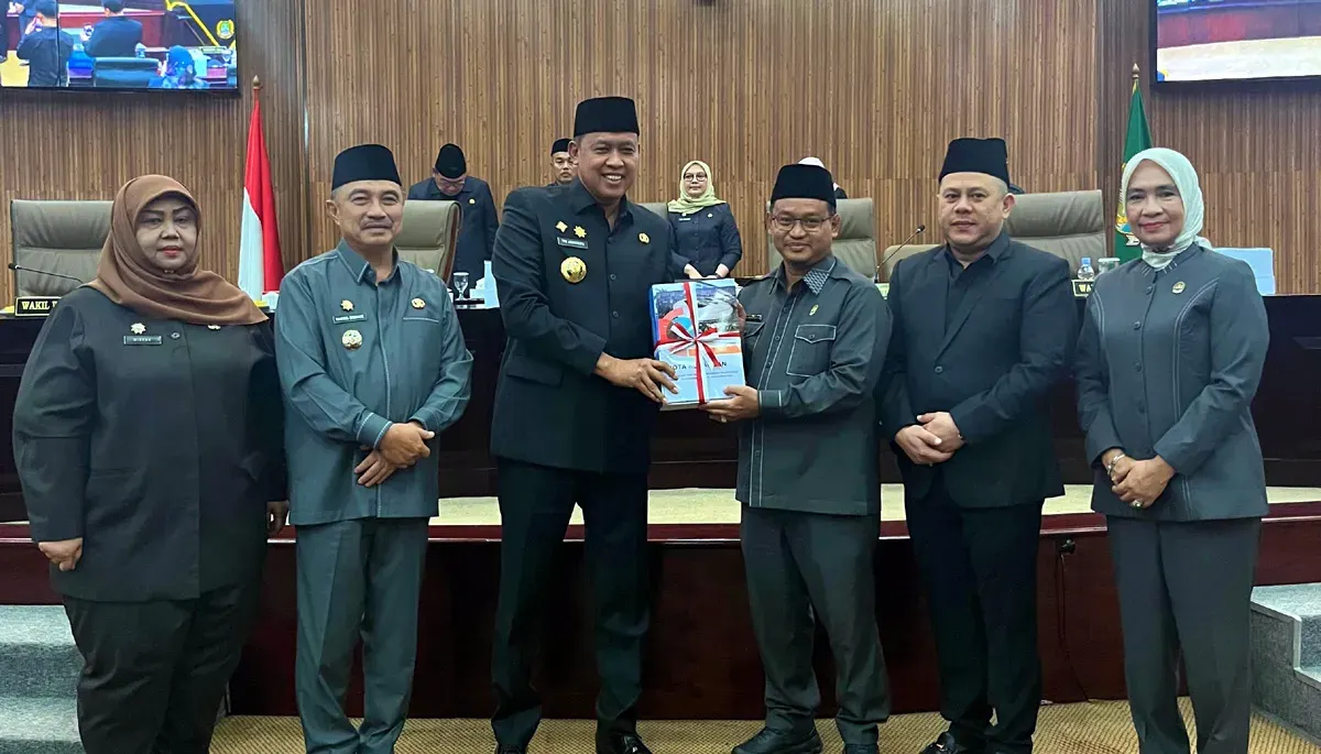 Wali Kota Bekasi, Tri Adhianto (ketiga dari kiri) bersama jajaran anggota DPRD Kota Bekasi di Ruang Sidang Paripurna DPRD Kota Bekasi. (Sumber: Dok Setda DPRD Kota Bekasi)