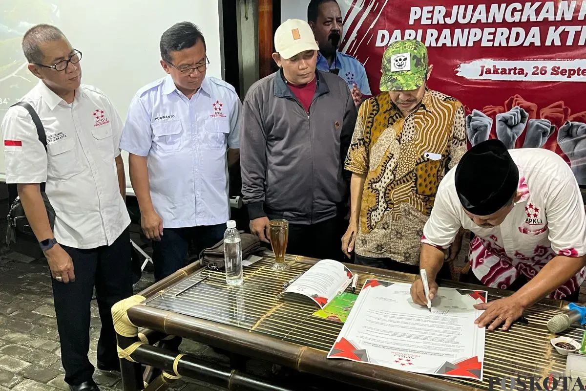 Konsolidasi para pedagang se-Jakarta dari lintas organisasi menolak Raperda KTR di kawasan Jakarta Selatan, Jumat, 26 September 2025. (Sumber: Poskota/Pandi Ramedhan)
