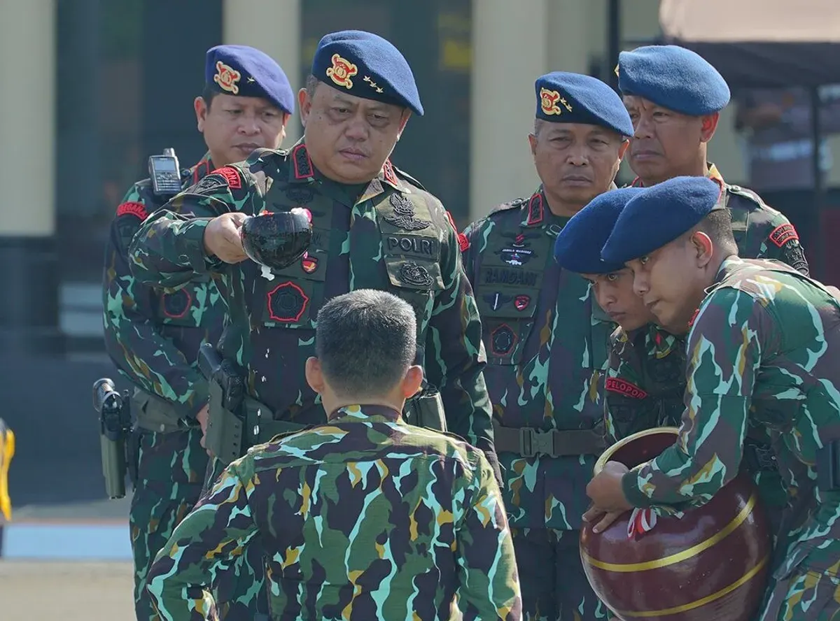 Komandan Korps Brimob Polri Komjen Pol Imam Widodo memimpin upacara korps raport kenaikan pangkat personel dan ASN periode 1 Juli 2024 lalu. (Sumber: Humas Korps Brimob Polri)