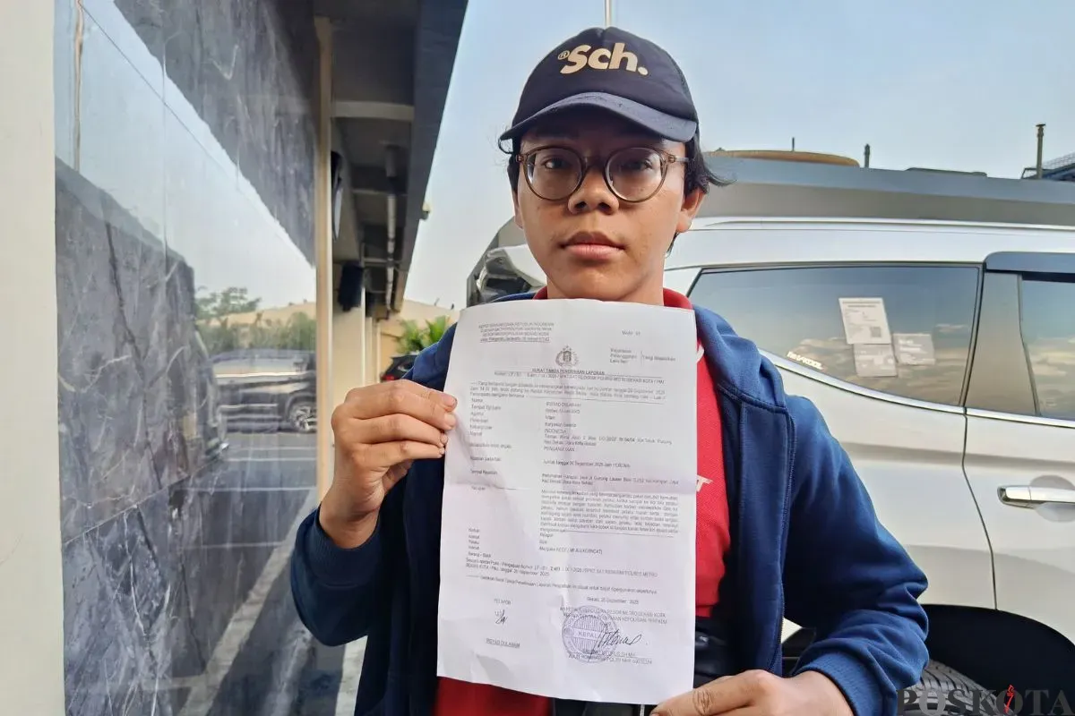 Seorang kurir melaporkan dugaan penganiayaan saat mengantar paket di Mapolres Metro Bekasi Kota, Jumat, 26 September 2025. (Sumber: Poskota/Nurpini Aulia Rapika)