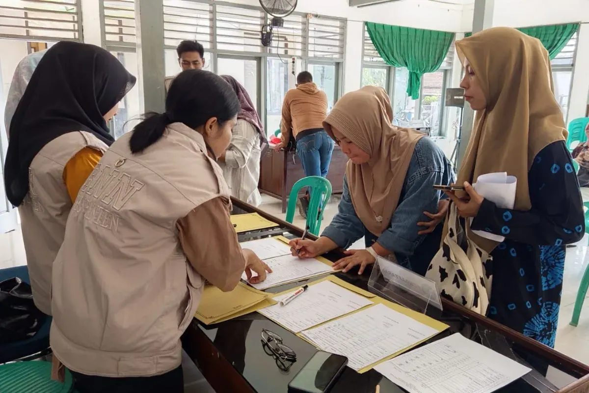 Ratusan perangkat desa di Kecamatan Cadasari, Kabupaten Pandeglang, mengikuti tes urine. (Sumber: Dok. Kecamatan Cadasari)