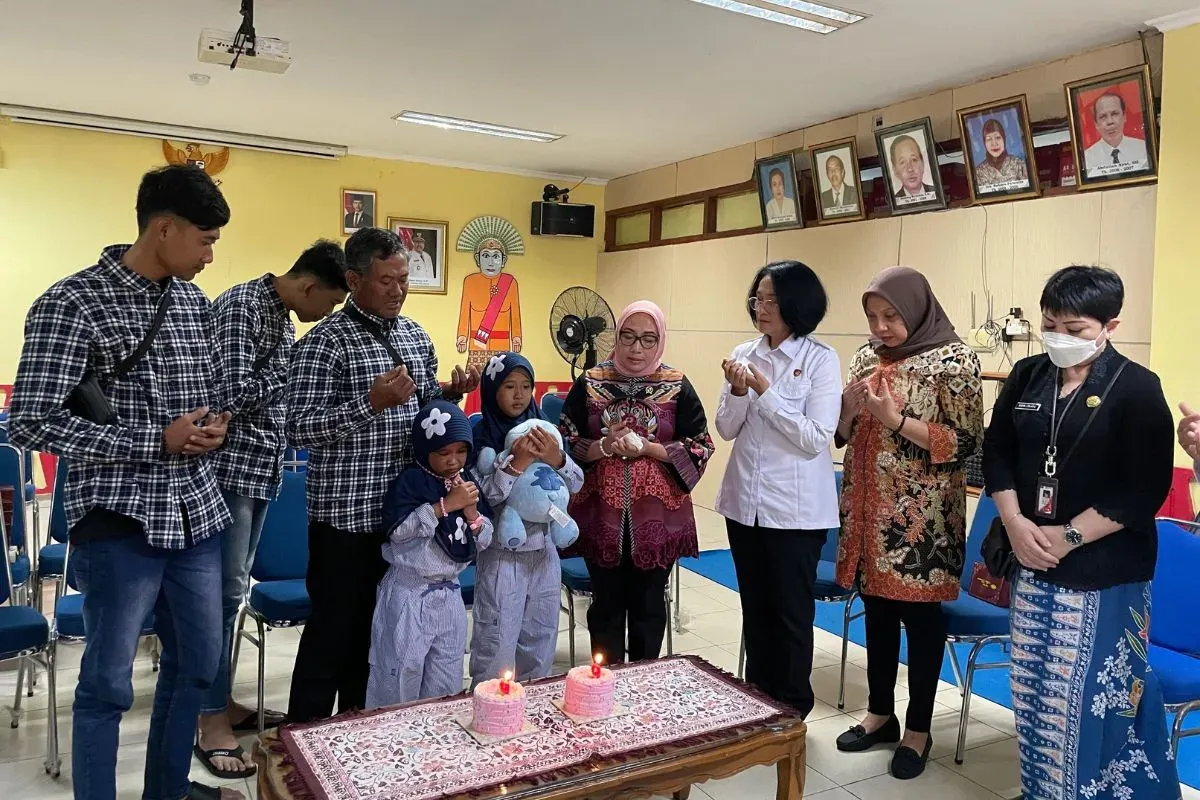 Tangis haru menyelimuti pertemuan anak perempuan terlantar dengan ayah kandung dan saudara kembarnya setelah bertahun-tahun terpisah. (Sumber: Dok. Bareskrim Polri)